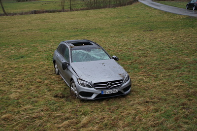 Weil der Stadt: Pkw zu schnell in die Kurve und landet im Acker.